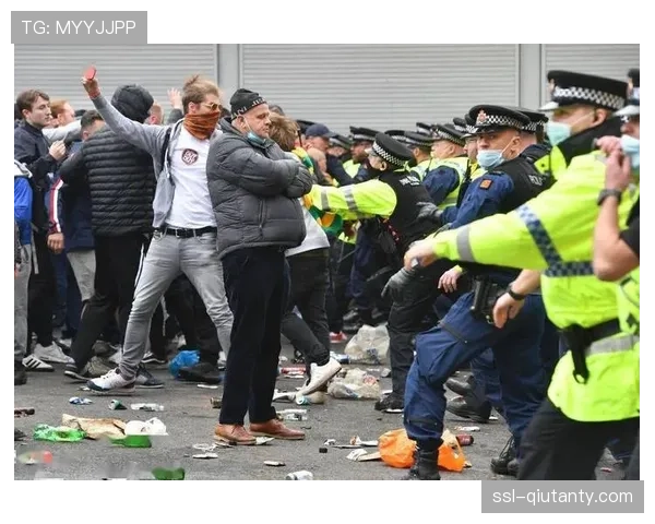 特写:球迷抗议格雷泽家族,老特拉福德上空再次出现飞机横幅 特写:球迷抗议格雷泽家族,老特拉福德上空再次出现飞机横幅